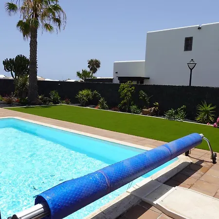 Villa Endearing Lanzarote Dorada 3 Bedrooms Private Pool Sun Terrace Hot Tub Playa Blanca (Lanzarote)