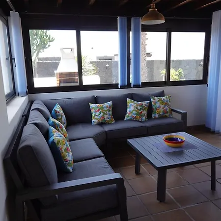 Endearing Lanzarote Dorada 3 Bedrooms Private Pool Sun Terrace Hot Tub Villa Playa Blanca (Lanzarote)
